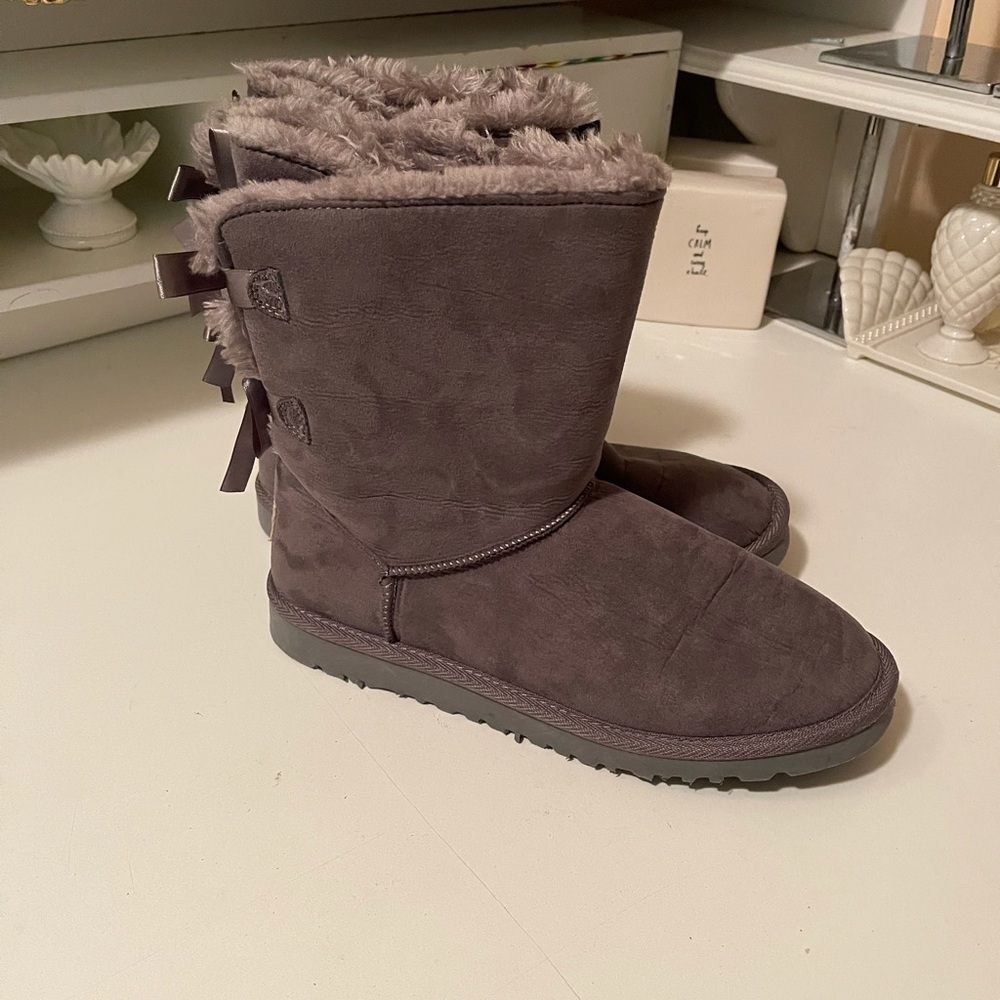 Warm booties fluffy inside, is not real UGG’S is copy of it.but looks like real.